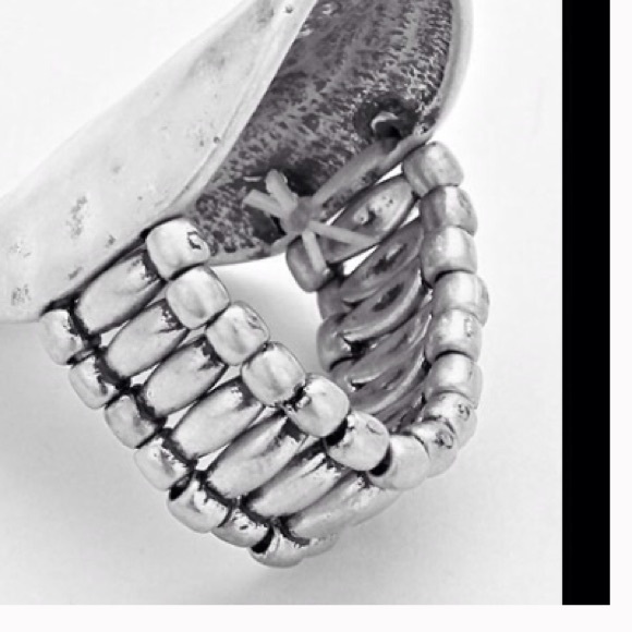 Arrow cut out ring in silver-tone finish. - Picture 2 of 2