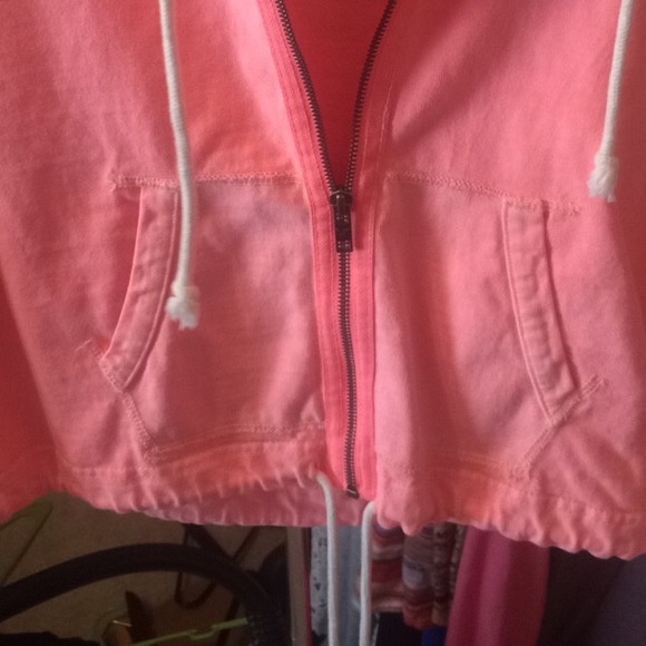 Tight pink sweatshirt! - Picture 3 of 3