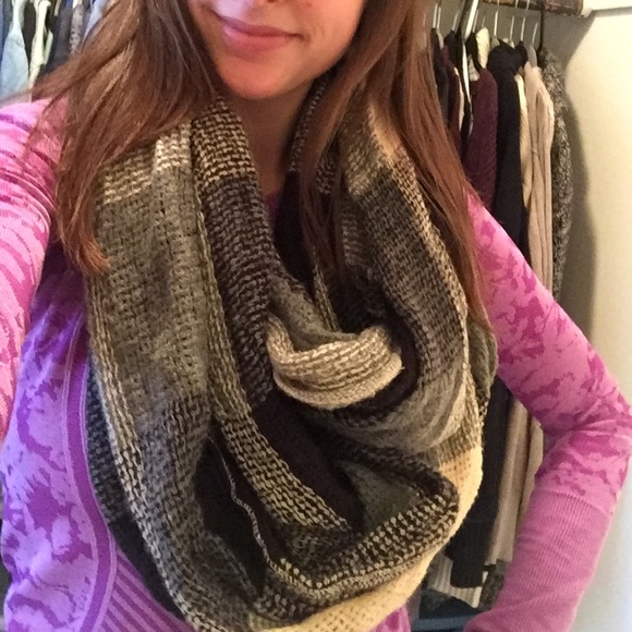 SOLD ✔️Chunky neutral knit infinity scarf