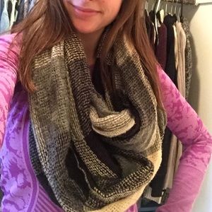 SOLD ✔️Chunky neutral knit infinity scarf