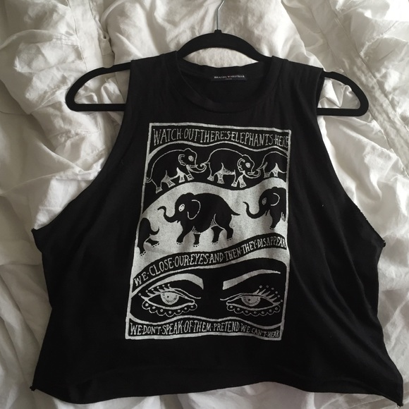 SOLD ✔️NWOT Brandy Melville elephant crop top!