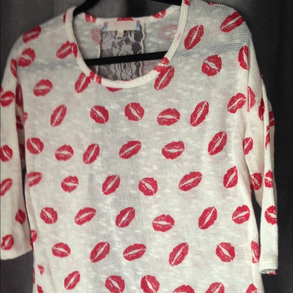 Lips or kisses, Hi-low sweater.
