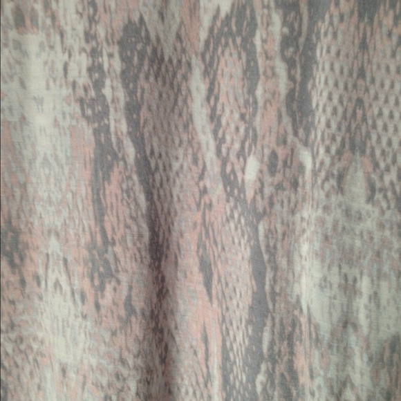 Snake print, comfortable fitting blouse. - Picture 2 of 3