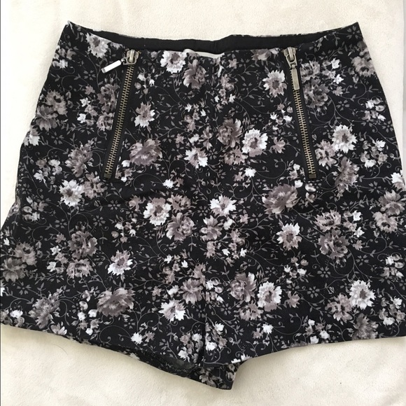 B&W high waisted short
