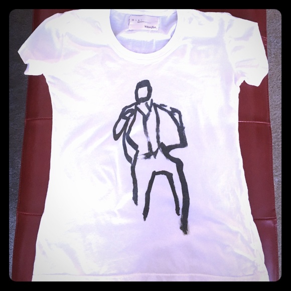 Fitted white tee