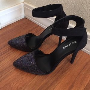 Glitter pumps with ankle strap