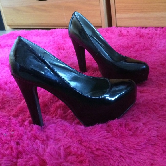 Black pumps