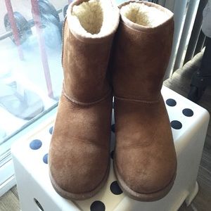 Sand color low Uggs Size 4, fits a 4.5 in Kids