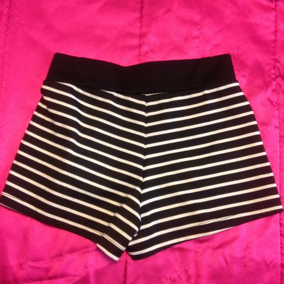 🚫SOLD🚫 striped shorts - Picture 2 of 4