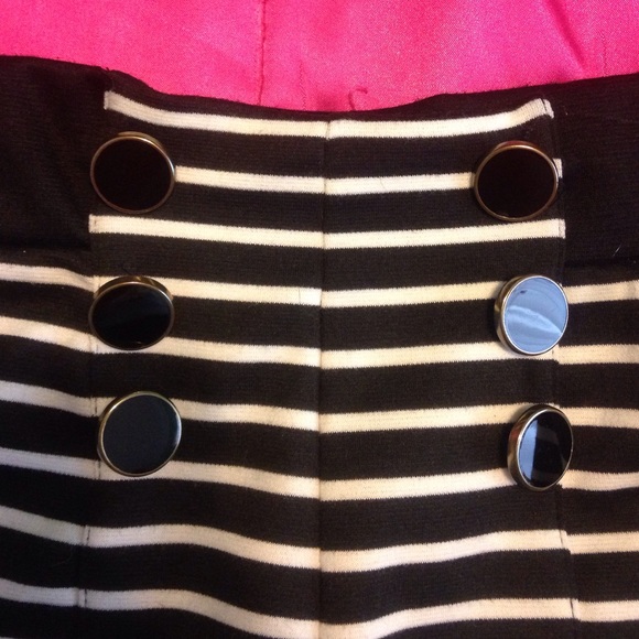 🚫SOLD🚫 striped shorts - Picture 3 of 4