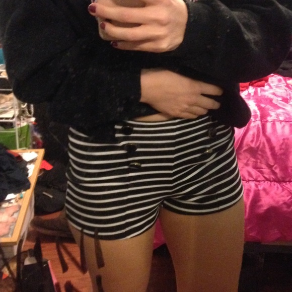 🚫SOLD🚫 striped shorts - Picture 4 of 4