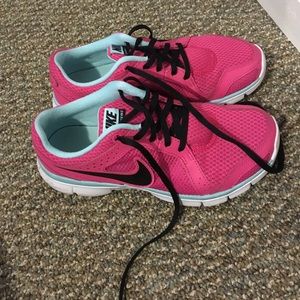 Nike Flex Experience Run 2 Size 6