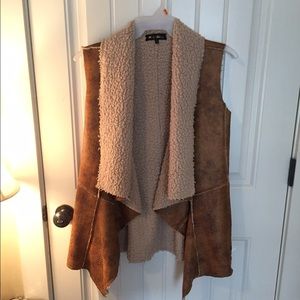 Vest with faux fur
