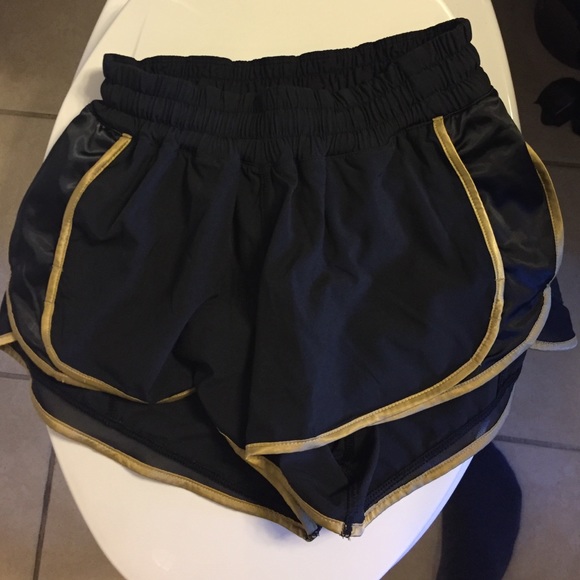Lulu athletic short (gold trim)