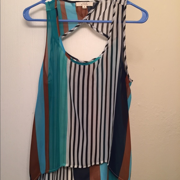 Tunic type shirt. Flowy