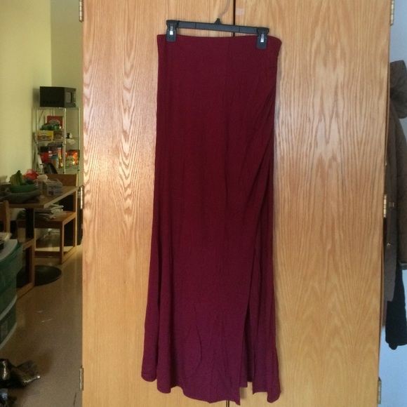 Burgamdy maxi skirt with slit