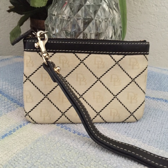Dooney & Bourke Handbags - 🐿🐛Dooney & Bourke change purse🐛🐿