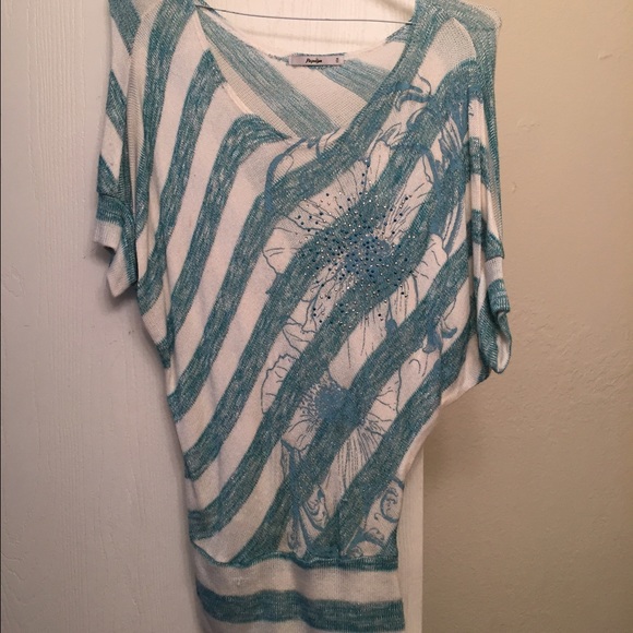 Very nice top with gems on flower