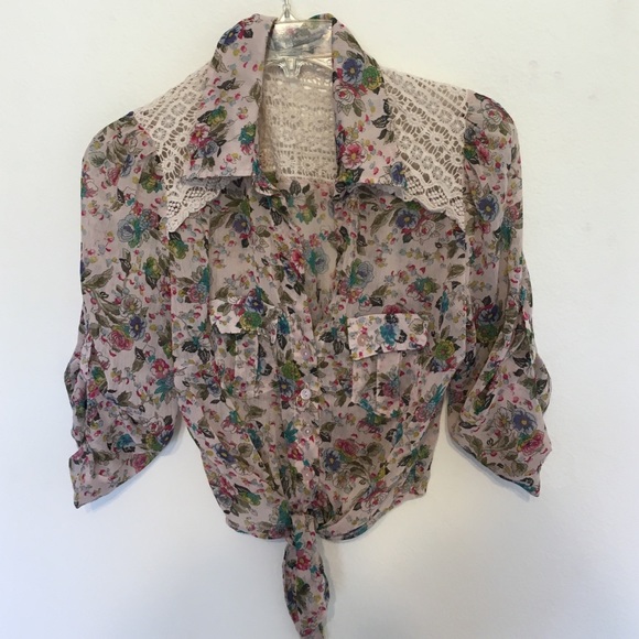 Floral chiffon American rag cropped shirt