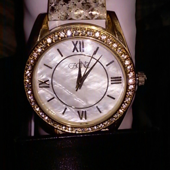 💍Cache Pearl Face Watch💍 - Picture 1 of 3