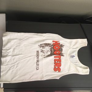 Hooters tank top