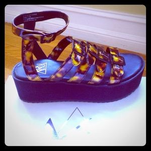YRU tortoise shell platform sandals