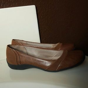 Camel brown LifeStride flats
