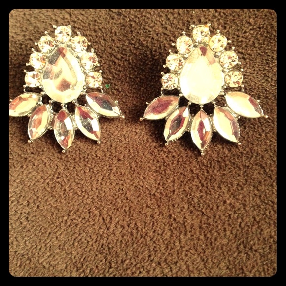 NWOT Statement earrings
