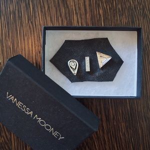 💯 NWT Vanessa Mooney Silver Earring Set