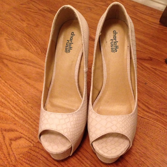 Charlotte Russe Pale Pink Snake Skin Pumps - Picture 2 of 3