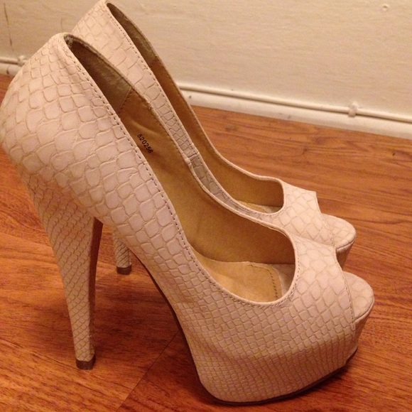 Charlotte Russe Pale Pink Snake Skin Pumps - Picture 3 of 3