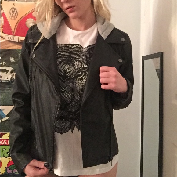 *SOLD* Wet Seal Short Pleather Jacket - Picture 3 of 3