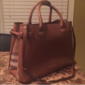 Burberry: The Medium Banner in Leather