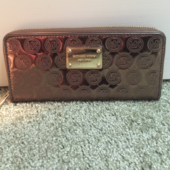 Michael Kors zip wallet signature logo