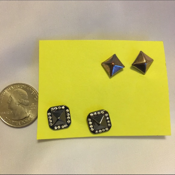 2 pair of stud earrings