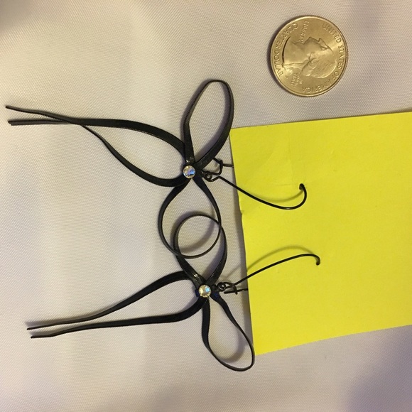 Cool black bow earrings