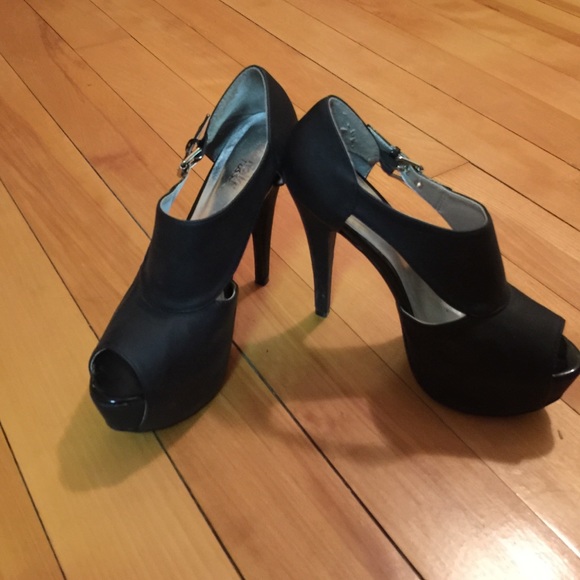 Black peep toe pumps