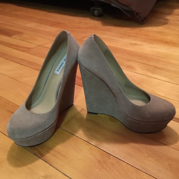 Steve Madden Tan Wedges