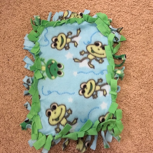 Baby security blanket...FROGS!💕