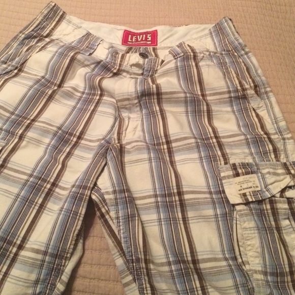 Men's Levis plaid cargo shorts, size 33