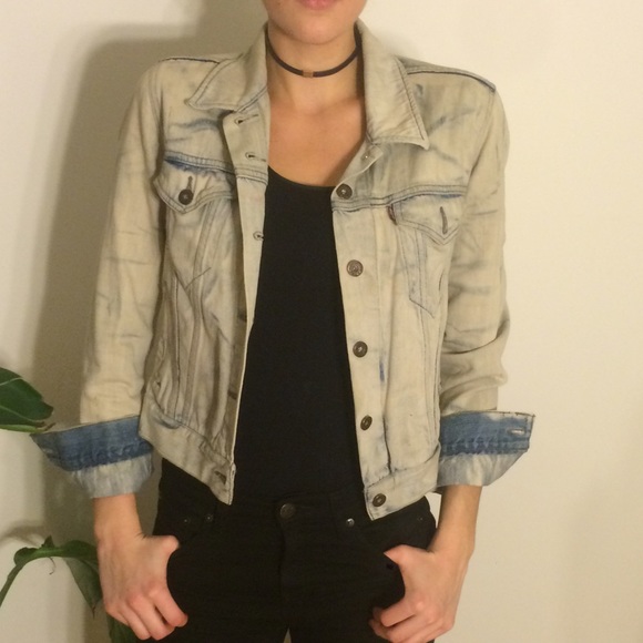 Cute acid wash Levi's denim jacket!