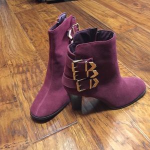 Two lips booties