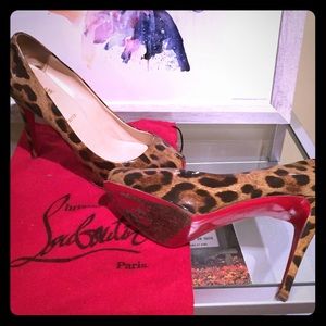 christian louboutin - 120 paten leopard peep toe