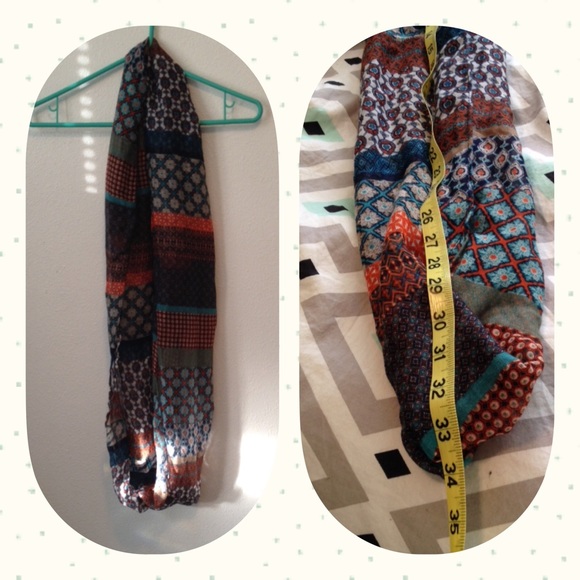 Patterned infinity scarf - Picture 2 of 2