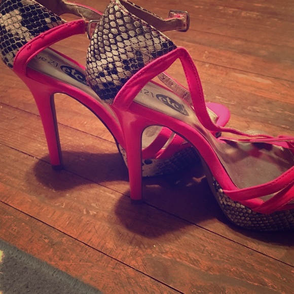 Hot pink snake skin print heels. Rue 21 size 8/9