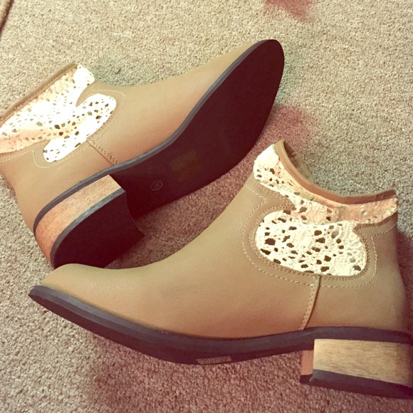 ⛔️Sold⛔️New Tan Ankle Boots