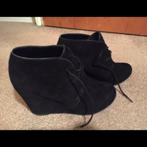 DV black suede wedges