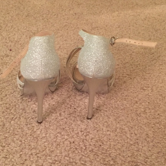 Silver heels - Picture 3 of 4