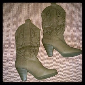 New Cowgirl Boots Size 8.5