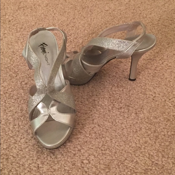 Silver heels - Picture 2 of 3